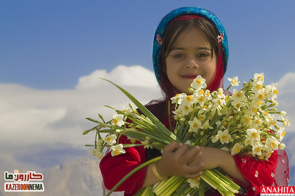  اردبیهشت، واقعا  ماهیه که شیراز توش بهشت می شه، ماهی که تمام گلها و گیاهان بهاری شکوفا می شن و شیراز رو زیبا می کنن. در این ماه هوا بسیار لطیفه، آفتاب بسیار مهربونه، گلها و گیاهان رنگارنگ تموم شهر رو پوشوندن و واقعا شیراز رو دیدنی می کنن. ملک الشعرا بهار میگوید :   بُوَد آیا که دِگر بار به شیراز رَسَم                        بارِ دیگر بِمُرادِ دلِ خود باز رَسَم   هَست رازِ ازَلی در دلِ شیراز نَهان                خُرَم آنروز که کس بر سرِ آن راز رَسَد  برسرَ مَرقد سعدی که مقامَ سَعداست     بسته دستِ ادب و جِبهه قَدَمساز رَسَم  هِمت از تریت حافط طَلَبَم وَز مَدَدَش            مَست و مَستانه بِخلوتگه اعزاز رَسَم  توی این لینـــــــــــــک که الان کلیک میکنید، کلی عکس از اردی بهشت شیراز گذاشتم تا شاید وسوسه بشید یه سری بزنید!!  اینم یه بغل گل نرگس شیراز تقدیم به همه دوستان یک نفس عمیــــــــــق! خوشا شیراز و وضع بی‌مثالش      خداوندا نگه‌دار از زوالش به شیراز آی و فیض روح قدسی          بجوی از مردم صاحب کمالش  این کلیپ رو هم ببینید خیلی قشنگه (واسونک شیرازیه!) بزن لینــــکو :  شیرازو میگن نازِه واسِی آفتابِ جِنگِش...