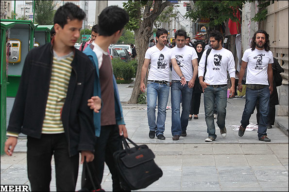گزارش تصویری/ ابتکار چند جوان و تولید تی شرت از شهدای جنگ - 2