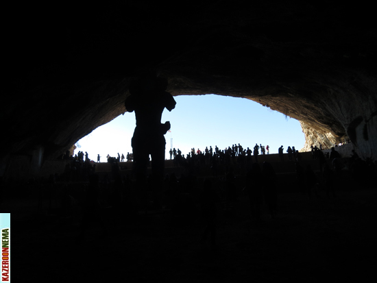 مسیر و غار شاهپور توسط مردم کازرون پاکسازی شد