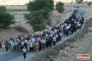 پياده روي خانوادگي در حاشيه درياچه پريشان