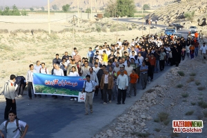 پياده روي خانوادگي در حاشيه درياچه پريشان