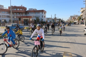 خیابان های کازرون در تسخیر دوچرخه سواران روز هوای پاک