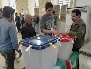 حضور مردم و مسئولین پای صندوق های رای در کازرون 1