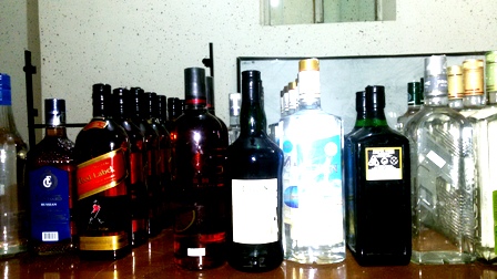 کشف یک قبضه کلت کمری رولور و 67 بطری مشروبات الکلی خارجی در کازرون