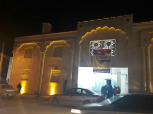 نمای سنتی کانون شهید عسکری کازرون در شب