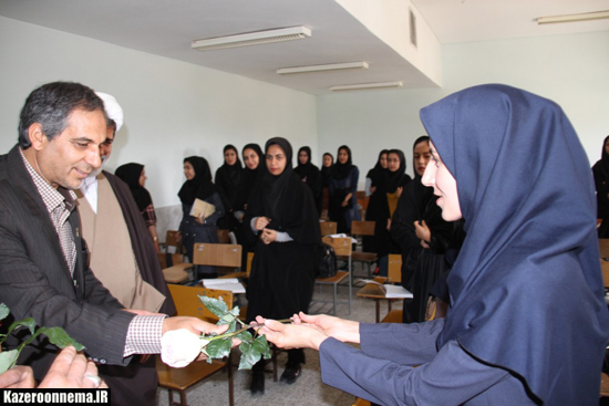 با اهداء شاخه های گل از استادان دانشگاه آزاد کازرون تجلیل شد