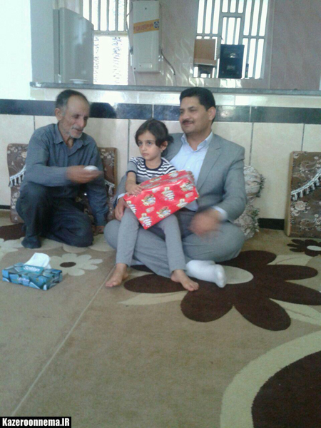 بخشدار جره و بالاده از دختر 4 ساله شهید ایلانی دلجویی کرد