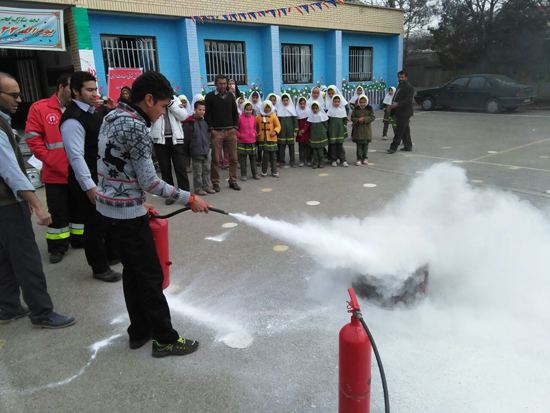 دانش آموزان و فرهنگیان کازرونی آموزش های آتش نشانی را فرا می گیرند