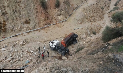 تریلر در محور شیراز به کازرون واژگون و راننده اش کشته شد