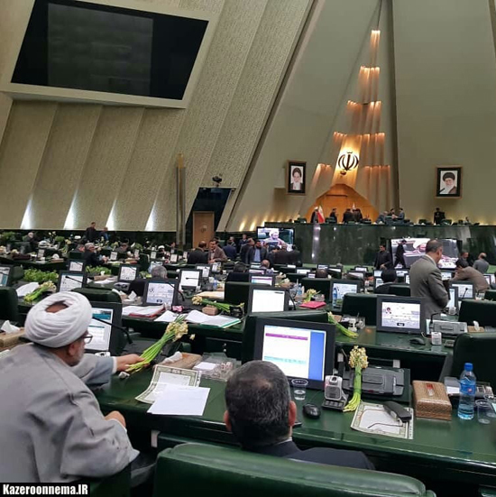توزیع گل نرگس در صحن مجلس به مناسبت ماه پیروزی انقلاب اسلامی