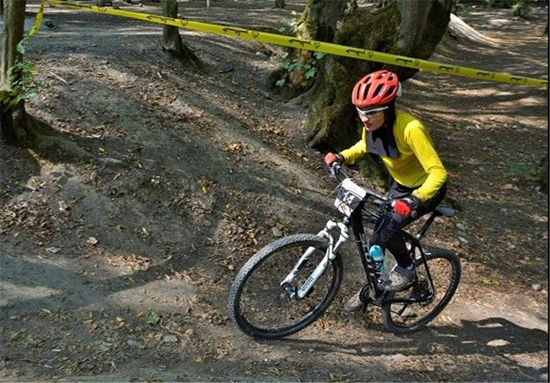 دختر نوجوان دوچرخه سوار کازرونی فاتح مسابقات قهرمانی فارس شد