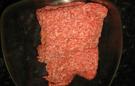 استفاده از سنگ دان مرغ در گوشت قرمز یک مغازه کبابی در کازرون