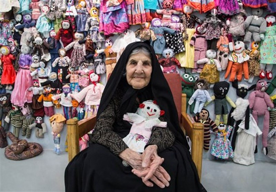 بی‌بی قصه گوی کازرونی، عروسک هایش را تنها گذاشت
