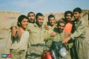 شهید خرسند در جمع رزمندگان دفاع مقدس
