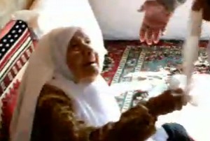 دیدار هیات راویان شهدای کازرون با مادر شهید محسن جاویدی