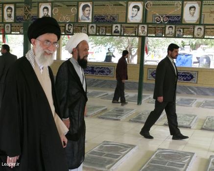حضور مقام معظم رهبری در گلزار شهدای سیدمحمد نوربخش کازرون