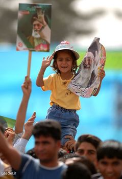 شور و هیجان کودکان کازرونی در استقبال از رهبری