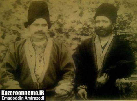 خواجه محمدرضا خان(نفر سمت راست) و ناصرديوان در دوران جواني. تاريخ عكس 1304 قمري