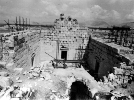 وضعیت مرمت بنای معبد آناهیتا هنگام عملیات. 
