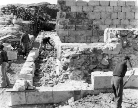 درگاه ورودی معبد از رواق غربی که به علت شکسته شدن سه تکه شده و جمع آوری گردید. 