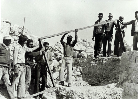 کمربند آهنی که برای جلوگیری از رانش ورودی معبد و استحکام بخشی از آن در پیشانی راهرو نصب گردید. 