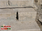 تخریب و از جا در رفتگی پله‌های سنگی غار شاپور